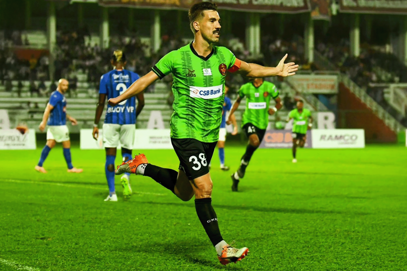 بيد واحدة اللاعب الإسباني سانشيز هزم الإعاقة وألهم الملايين