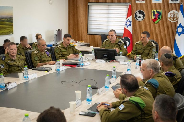 7 رئيس الأركان زامير يناقش مع قادة "فرق غزة" في القيادة الجنوبية بالجيش الإسرائيلي خطة احتلال غزة.(جميع الصور من تصوير المتحدث باسم الجيش الإسرائيلي التي عممها للاستعمال الحر لوسائل الإعلام)