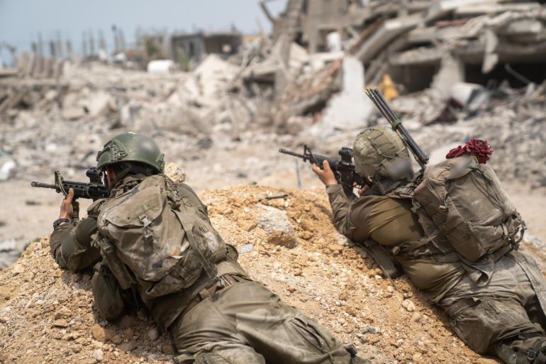 اشتباكات بين عناصر من المقاومة الفلسطينية وقوات لواء كفير في خانيونس.(تصوير المتحدث باسم الجيش الإسرائيلي عممها للاستعمال الحر لوسائل الإعلام)