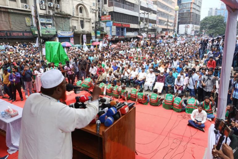 عشرات الآلاف قبل يومين من الجناح الطلابي للحزب الوطني البنغلاديشي احتشدوا مطالبين بتعجيل الانتخابات وجاء الإعلان ليلقى ترحيبا من الحزب الوطني ال