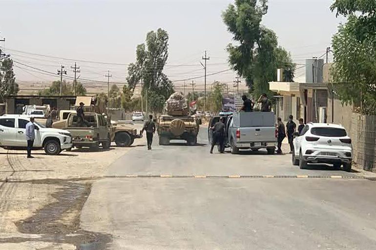 الجيش العراقي داخل احياء المخيم برفقة وفد حكومي - صورة ارسلت لنا من قبل ناشطين داخل المخيم