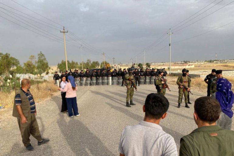 تجمع لسكان المخيم امام نقاط الجيش - ورة ارسلت لنا من قبل النشطاء داخل المخيم.