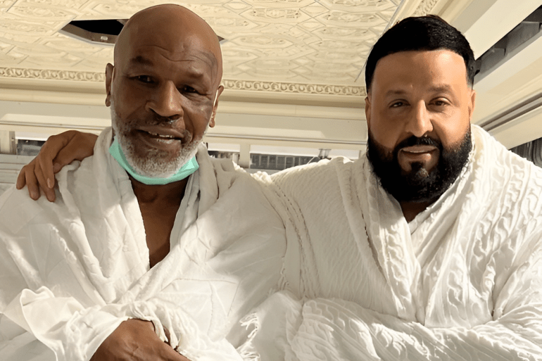 دي جي خالد ومايك تايسون أثناء أداءمناسك الحج المصدر صفحه djkhaled على الأنستجرام