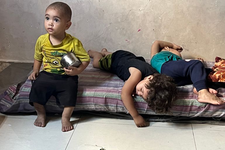 من شدة الجوع لا يجد الأطفال الأيتام سوى النوم للتخفيف من آلام غياب الطعام