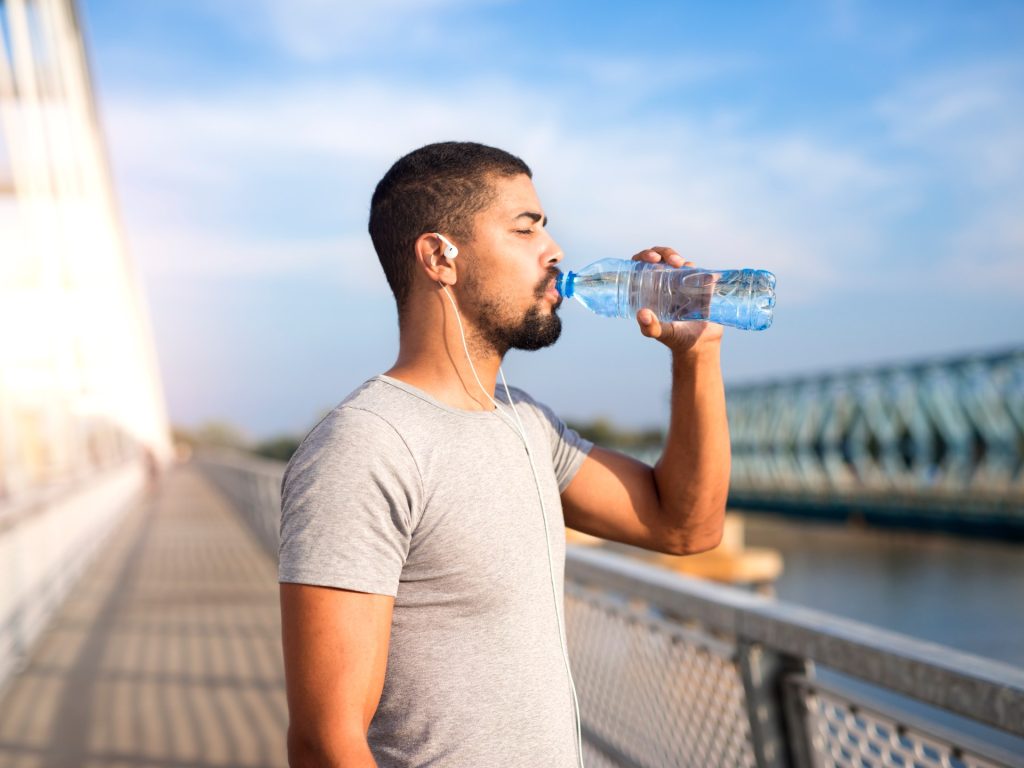 ماء الإلكتروليت مشروب مثالي لتعويض أملاح الجسم بالأيام الحارة