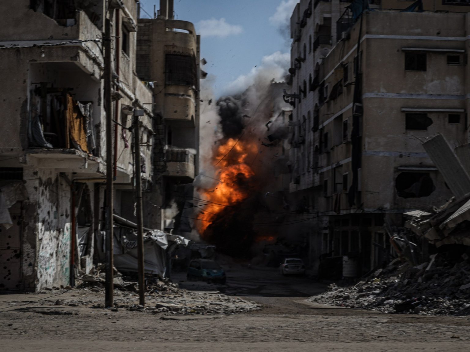 الحرب على غزة.. القطاع يودع يوما داميا وقصف عنيف على حي الزيتون