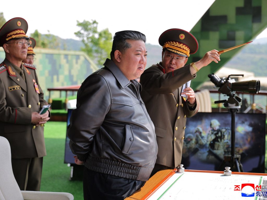 كوريا الشمالية تختبر نوعين جديدين من صواريخ الدفاع الجوي