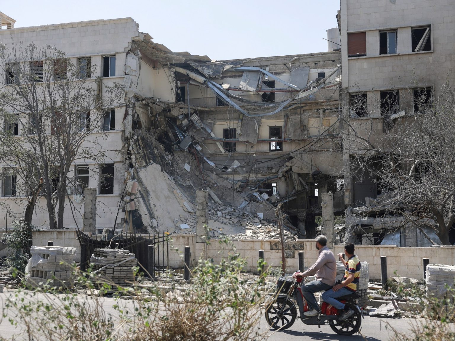 إسرائيل تكثف طلعاتها الجوية جنوب سوريا وتتوغل بالقنيطرة