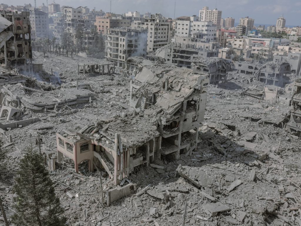 مرصد حقوقي: إسرائيل تدمر مربعات سكنية بغزة ضمن هجوم لمحو المدينة