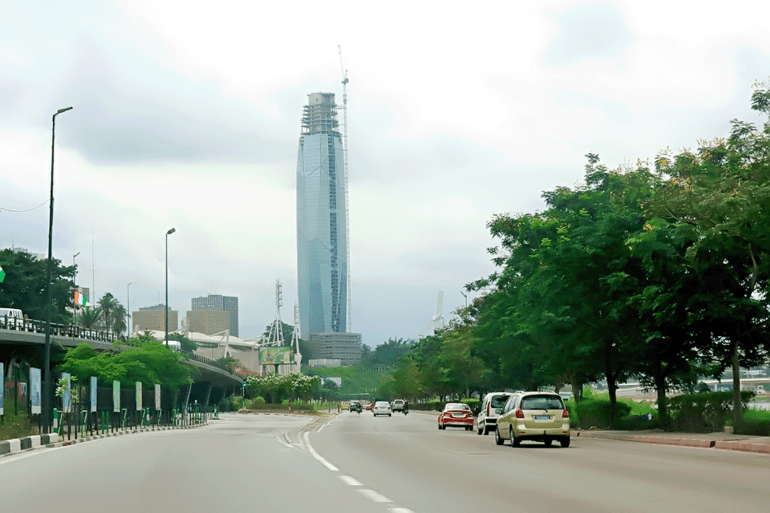 _أحد شوارع أبيدجان ويظهر في الخلفية أعلى برج في اكوت ديفوار Abidjan (الجزيرة نت)