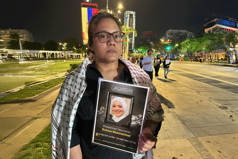 ناشطة ماليزية تتضامن من صحفيي فلسطين بعد استشهاد زملاء الجزيرة ماليزيا: جرييمة قتل الصحفيين الفلسطينيين جزء من الإبادة المصدر: الجزيرة نت