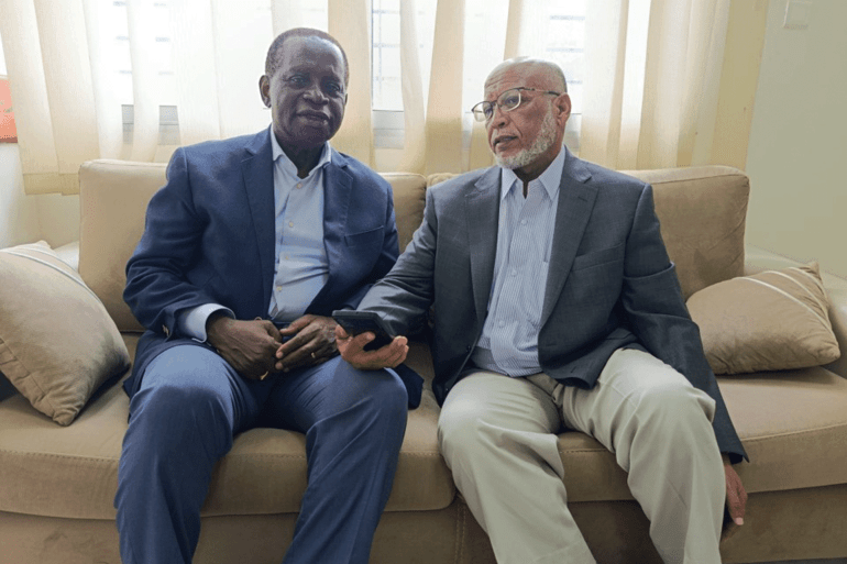 صورة نائب رئيس الحزب الديمقراطي الإيفواري (يسار) مع موفد الجزيرة نت ساحل العاج