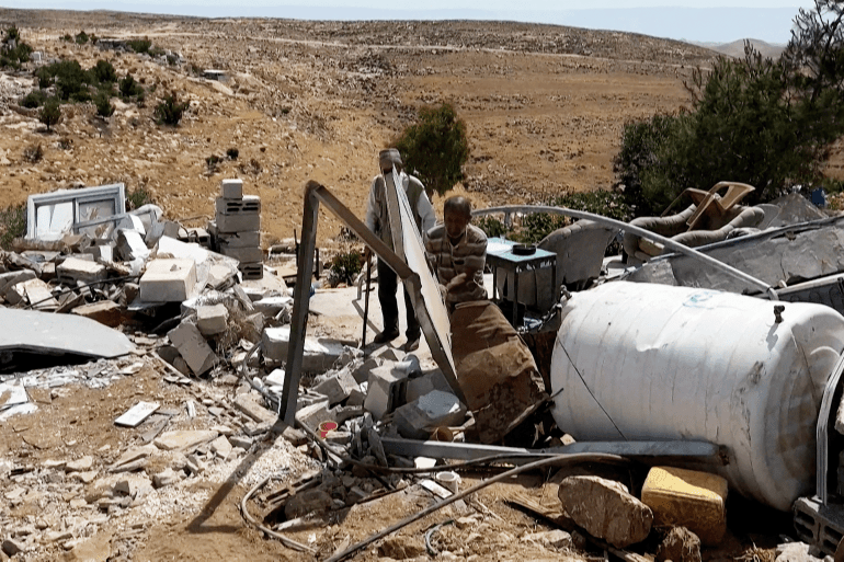 في جنوب الضفة الغربية فلسطينيون يتمسّكون بالبقاء رغم العنف وهدم منازلهم ينحني الفلسطيني هيئم دبابسة لجمع أكوام حجارة منزله الذي هدمته جرافات الجيش الإسرائيلي في قريته خلة الضبع في مسافر يطا في جنوب الضفة الغربية المحتلة، ليفسح المجال أمام إقامة خيمة تأويه.