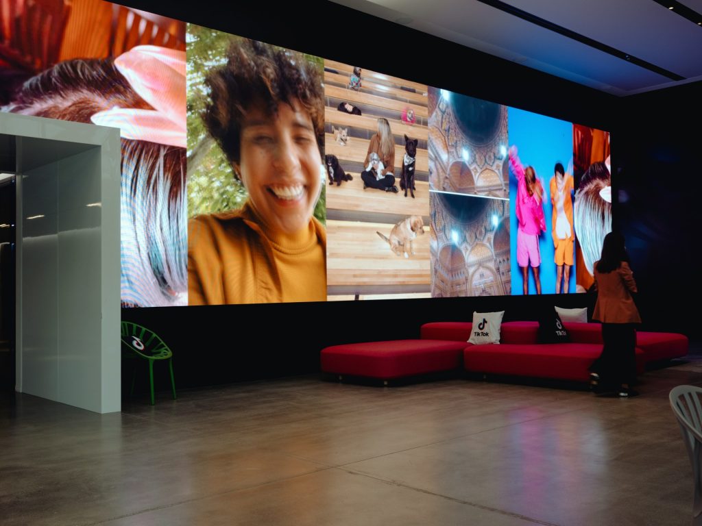 مستقبل صناعة المحتوى.. كيف تعيد الآلة تعريف الإبداع البشري؟