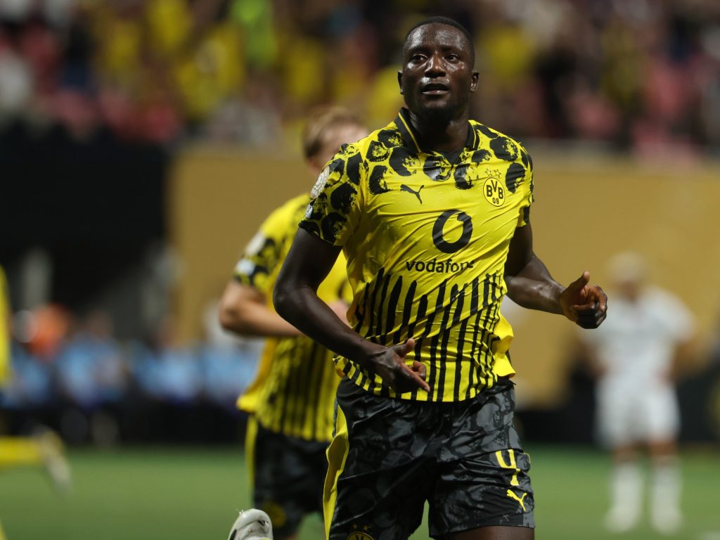 شاهد.. نجم بوروسيا دورتموند غيراسي يتلو القرآن بإحدى المدارس في غينيا