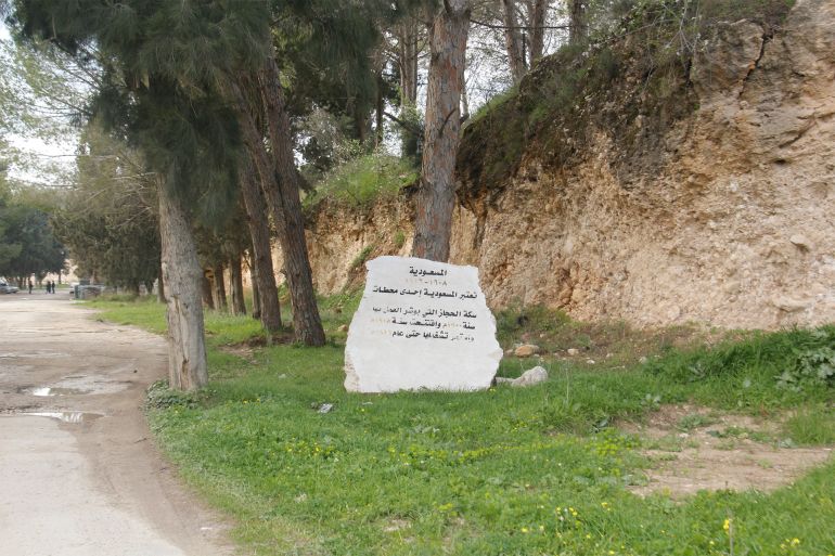 عاطف دغلس-مدخل المسعودية حيث سكة حدي الحجاز التاريخية والتي يدعي الاحتلال أنها مناطق تراثية اسرائيلية- الضفة الغربية- نابلس- المسعودية شمال نابلس- الجزيرة نت10