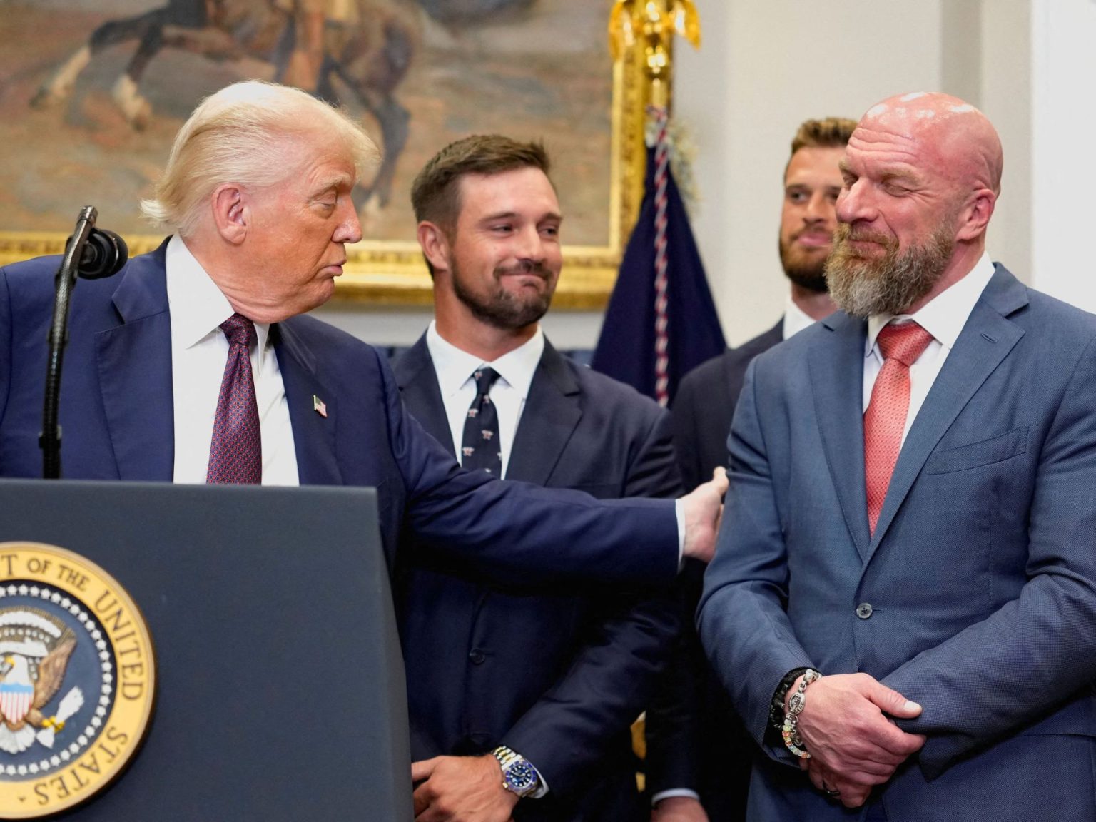 شاهد.. حركة المصارع “تريبل إتش” في البيت الأبيض تخلف ردود فعل غاضبة | رياضة