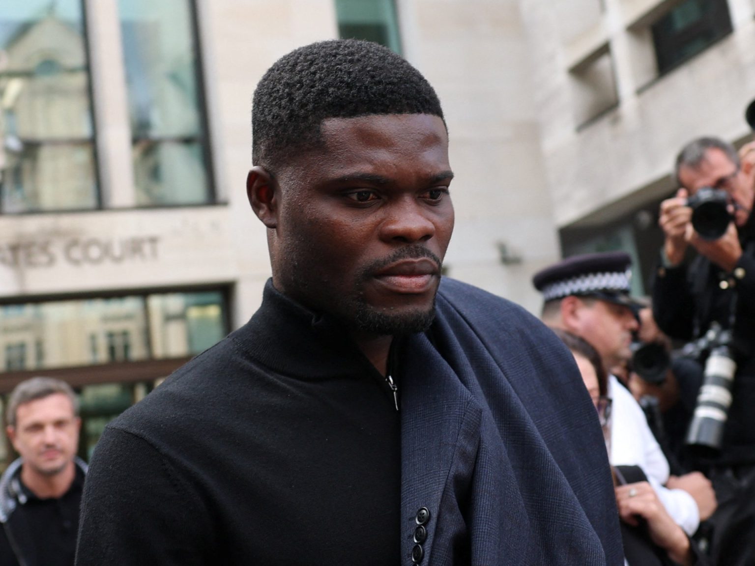 محاكمة نجم أرسنال السابق بـ5 تهم اغتصاب واعتداء جنسي