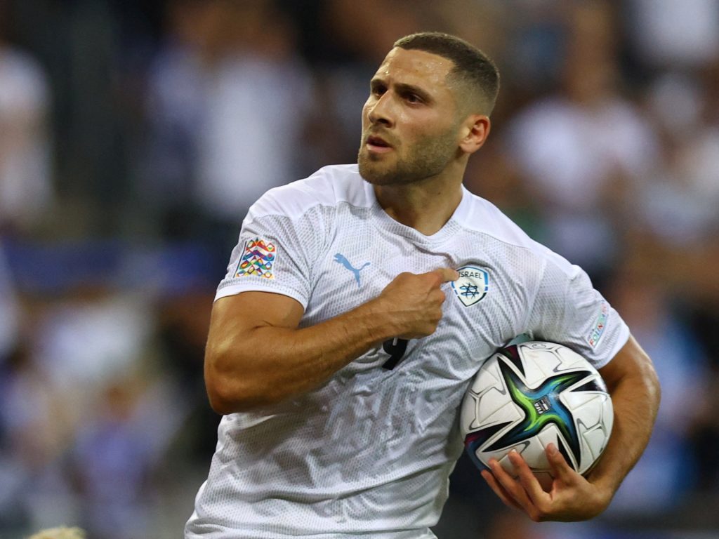 مدرب فريق ألماني يتودد لجماهيره بعد رفضها ضمه لاعبا إسرائيليا دعا لقصف غزة