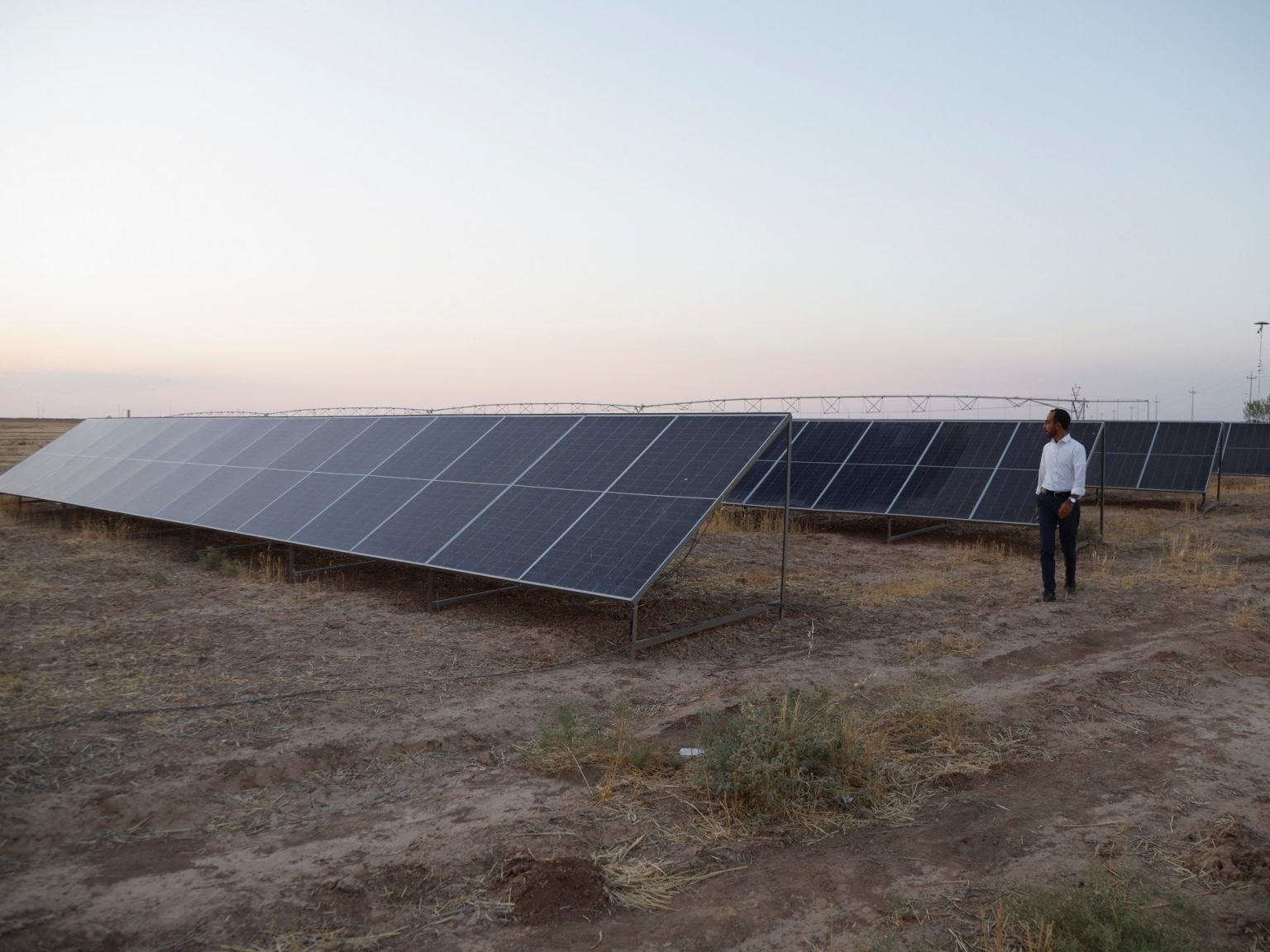 العراقيون يلجؤون للطاقة الشمسية تحت ضغط شبكة الكهرباء والحرارة