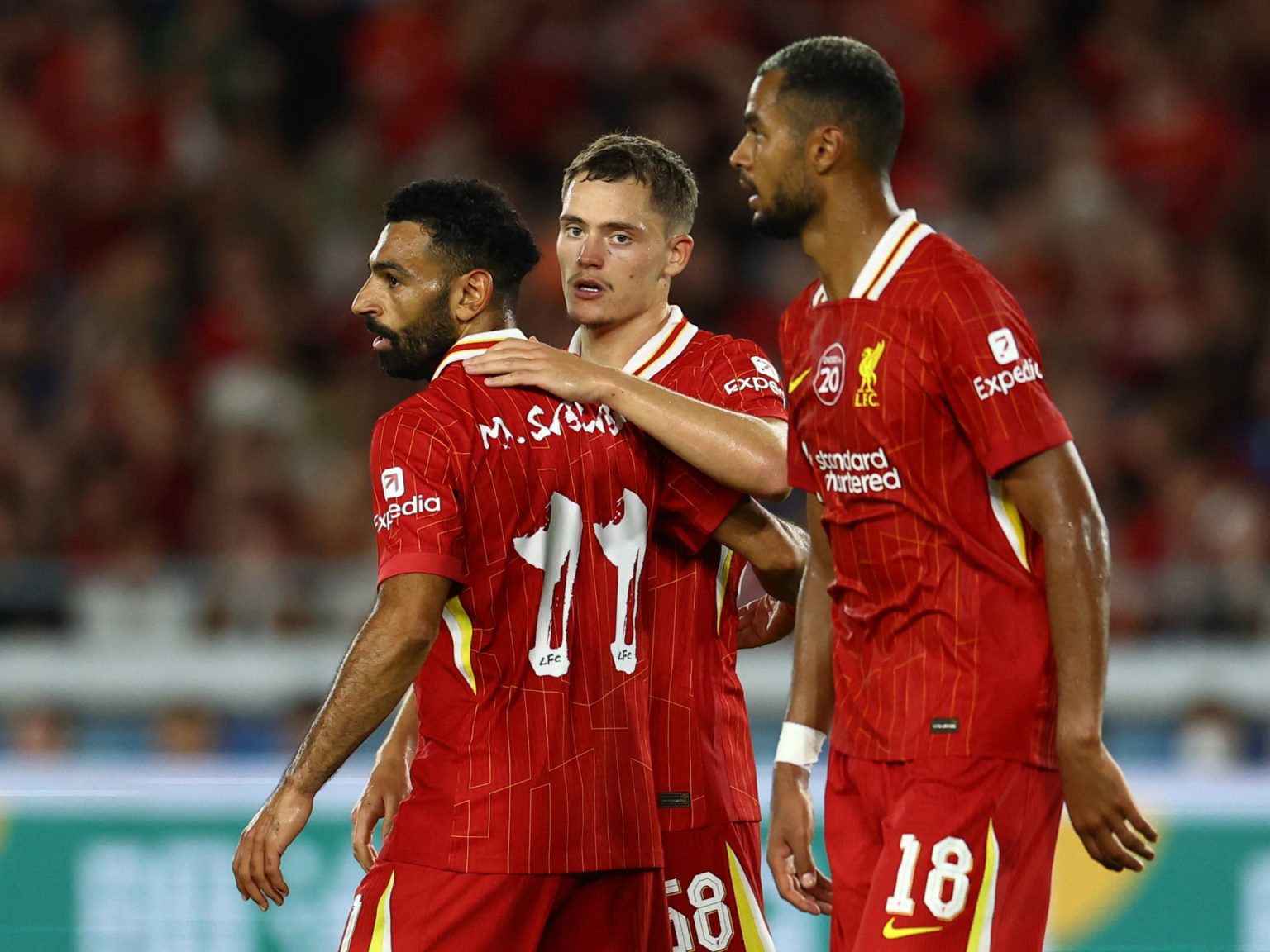 ليفربول يكشف عن قمصان شركة الملابس الجديدة بمشاركة صلاح