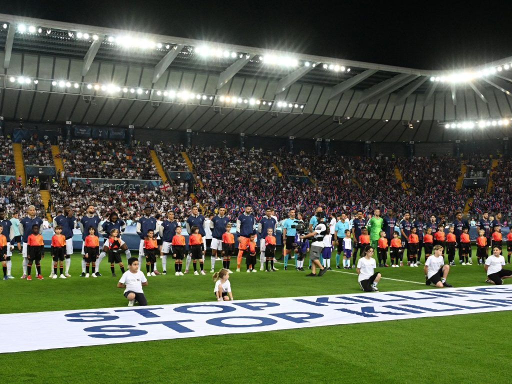 طفلان من غزة يشاركان في حفل توزيع ميداليات السوبر الأوروبي