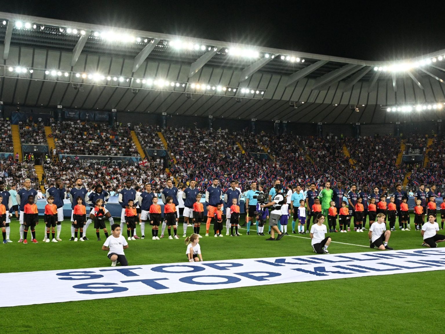 طفلان من غزة يشاركان في حفل توزيع ميداليات السوبر الأوروبي