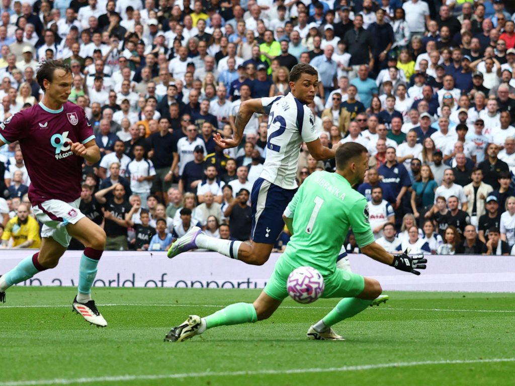 توتنهام أول فريق بالدوري الإنجليزي يستفيد من قانون حراس المرمى الجديد