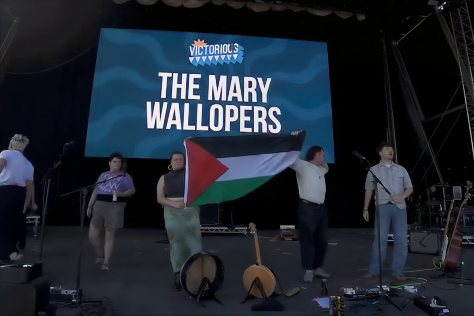 فرق موسيقية تقاطع مهرجانا في بريطانيا بعد إزالة علم فلسطين