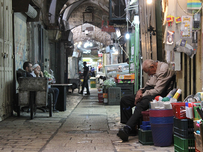 سوق اللحامين، القدس المحتلة، أيار 2016 أأصحاب المحلات التجارية يجلسون أمام محلاتهم ومنهم من غط في النوم بسبب شح الحركة