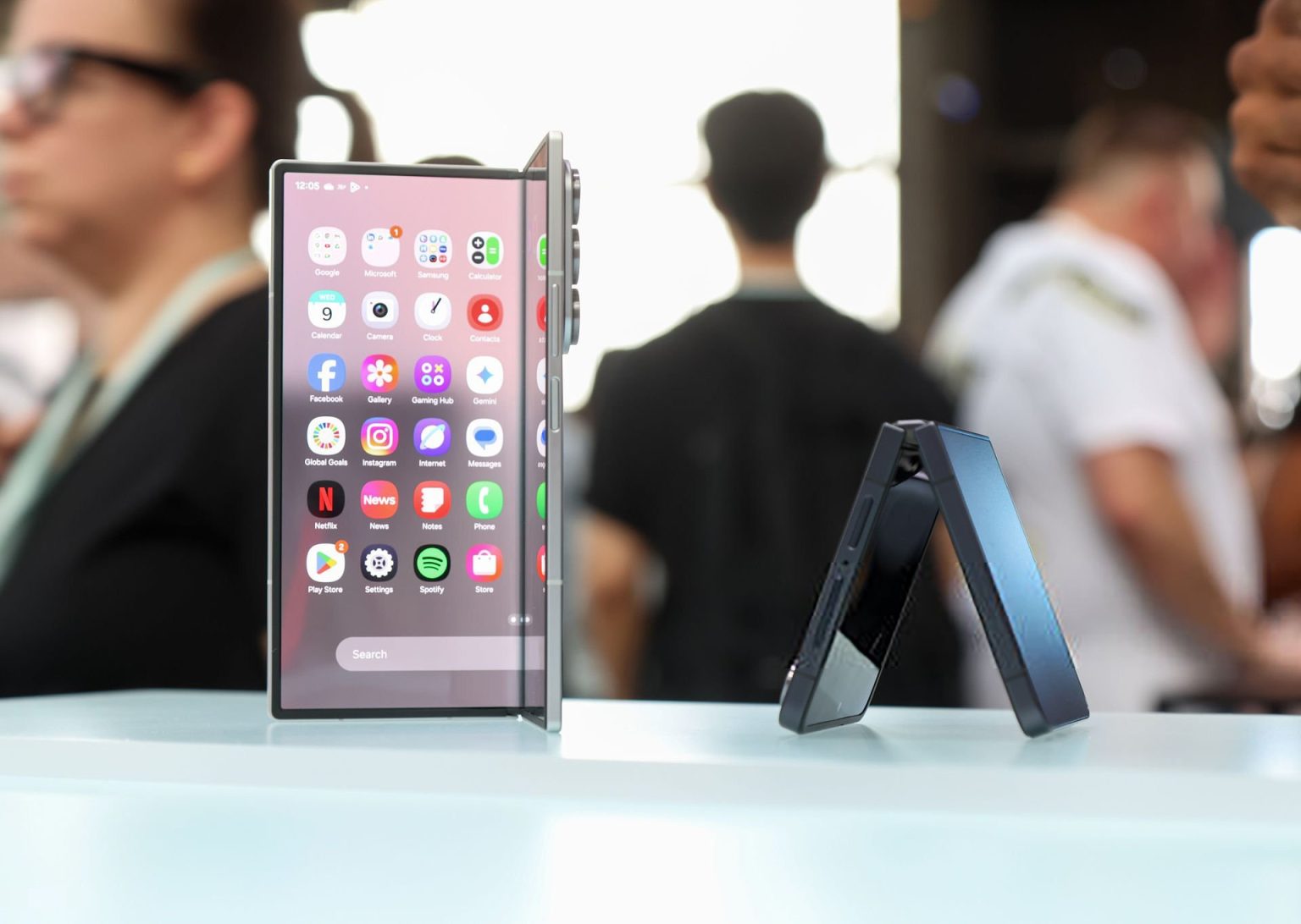 سامسونغ تتغلب على آبل بسبب الهواتف القابلة للطي