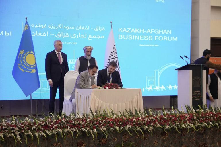 جانب من مراسم توقيع اتفاقيات التعاون بين رجال الأعمال والمسؤولين من أفغانستان وكازاخستان خلال المنتدى التجاري في كابل، بهدف تعزيز التبادل التجار