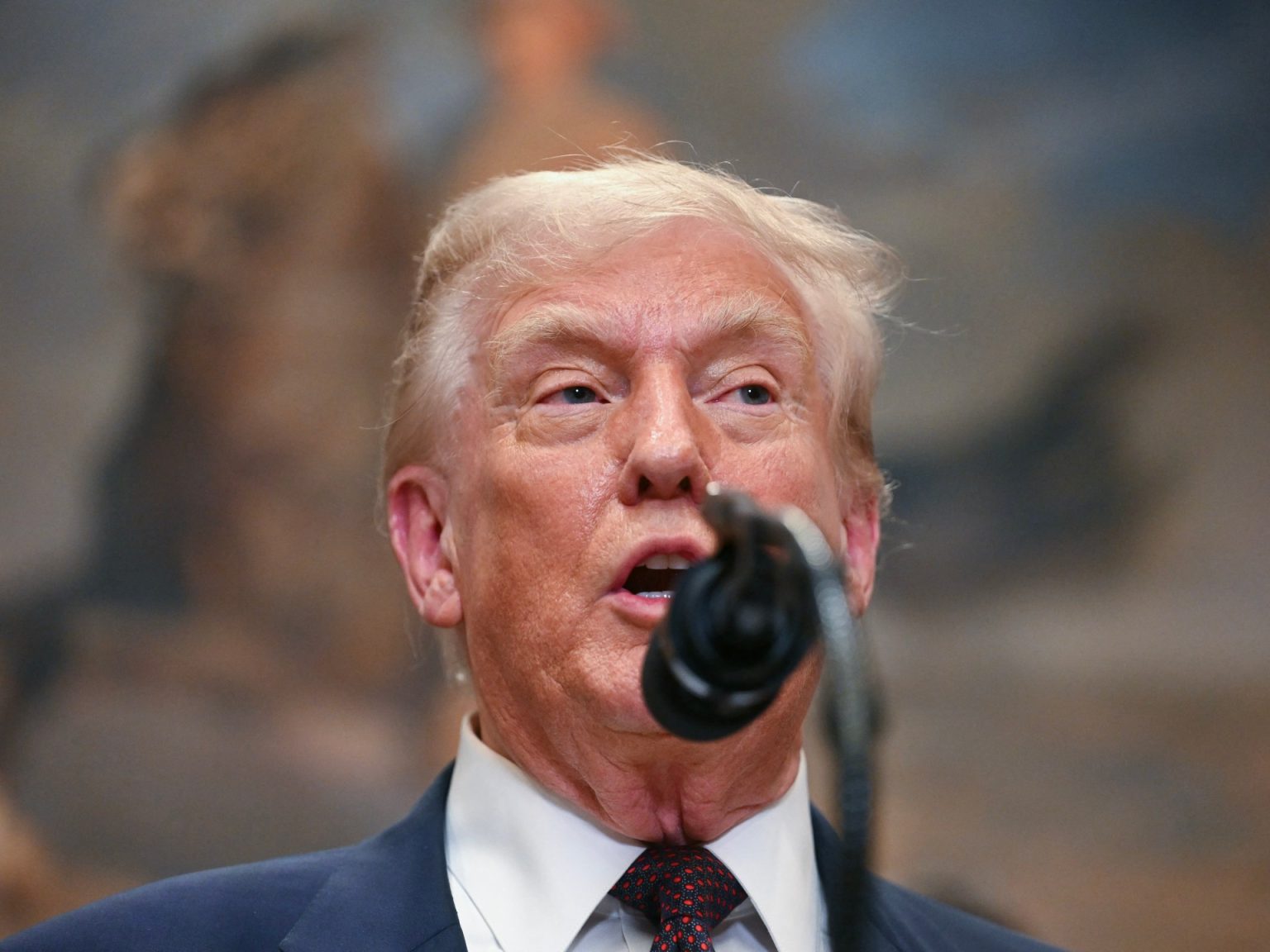 ترامب يقيل مسؤولة إحصاءات العمل بعد اتهامها بالتلاعب بالأرقام