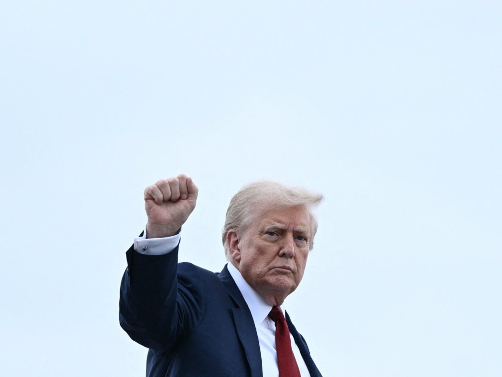 إيكونوميست: ترامب لن يسمح للعالم بالتخلص من رسومه الجمركية