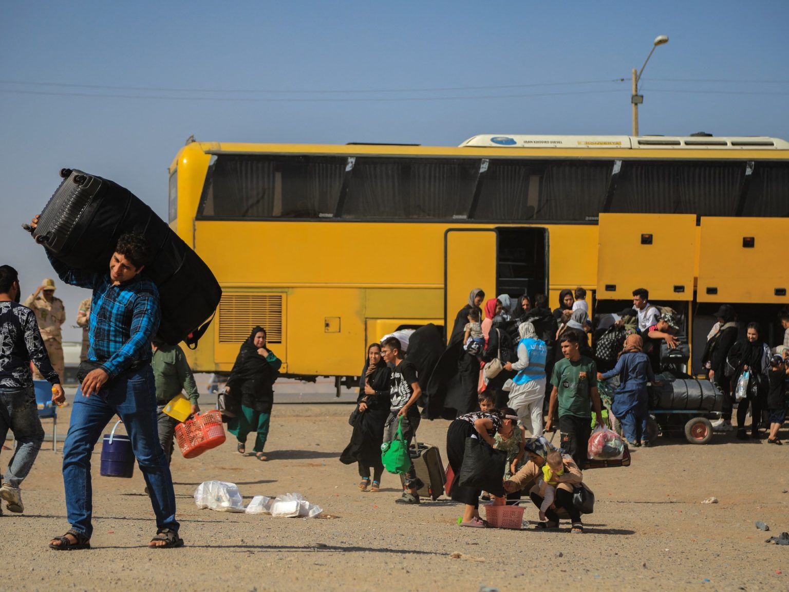 زيارة متقي لباكستان.. دبلوماسية أفغانية بمواجهة أزمة اللاجئين