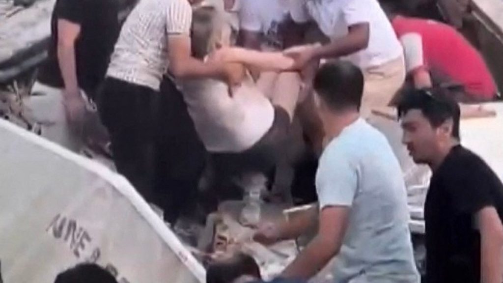 قتيل وجرحى في زلزال باليكسير غربي تركيا