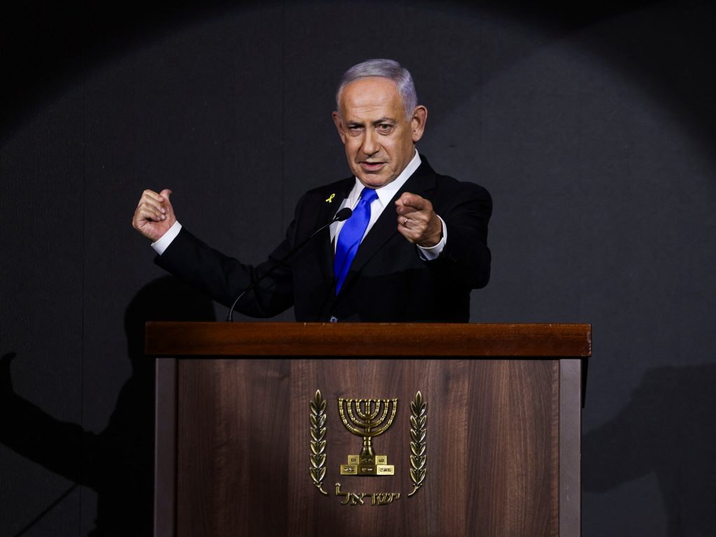 نتنياهو يشترط نزع سلاح غزة ويهاجم احتجاجات ذوي الأسرى