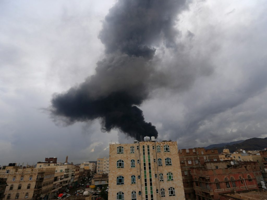 ما الذي تمثله الغارات الإسرائيلية على الحوثيين بصنعاء؟