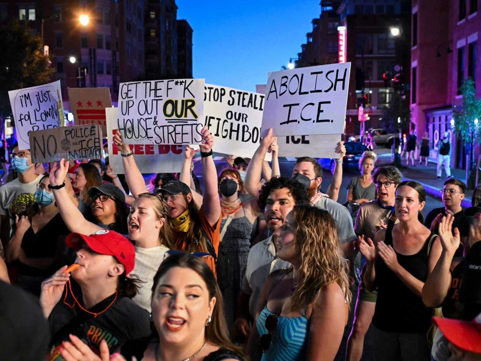 ترامب يلوح بنشر الجيش في بالتيمور ويصطدم بالديمقراطيين