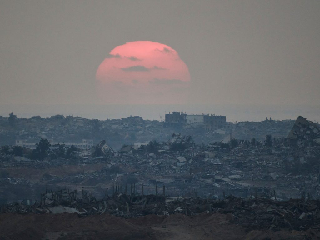 “أشبه بالجحيم”.. ارتفاع درجات الحرارة يزيد من معاناة أهالي غزة | أخبار