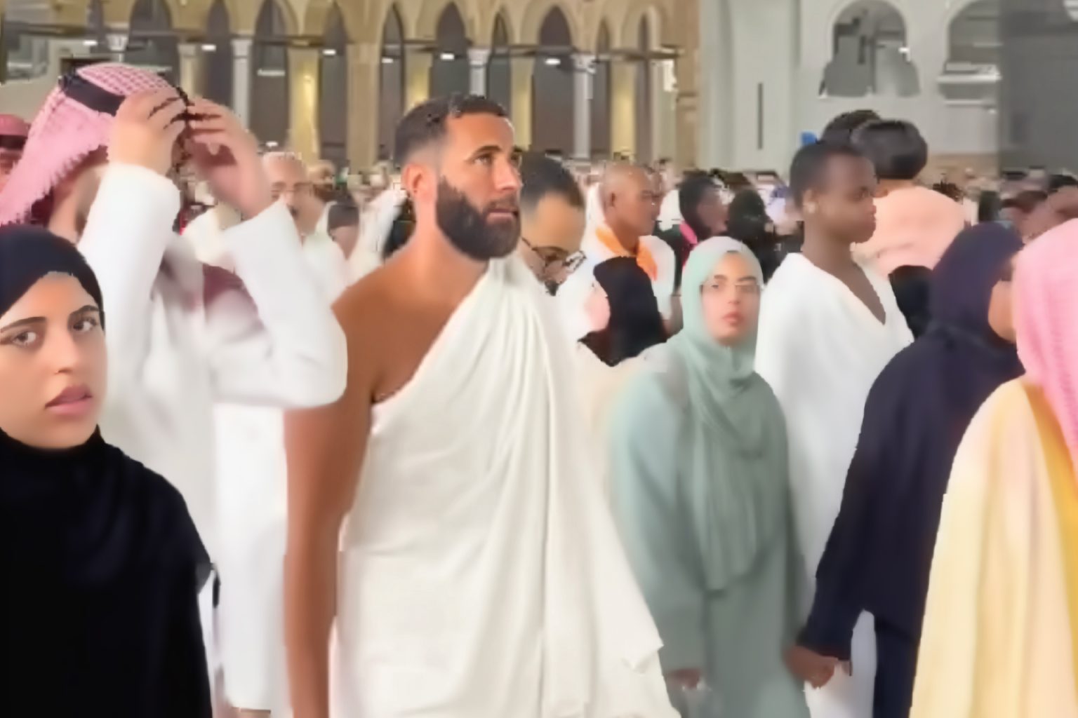 شاهد.. بنزيمة يستهل الموسم الجديد بأداء العمرة