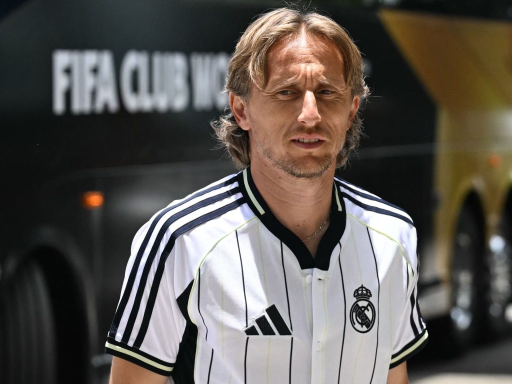 قناة برشلونة تسخر من مودريتش وجماهير ريال مدريد تطالب بالاعتذار