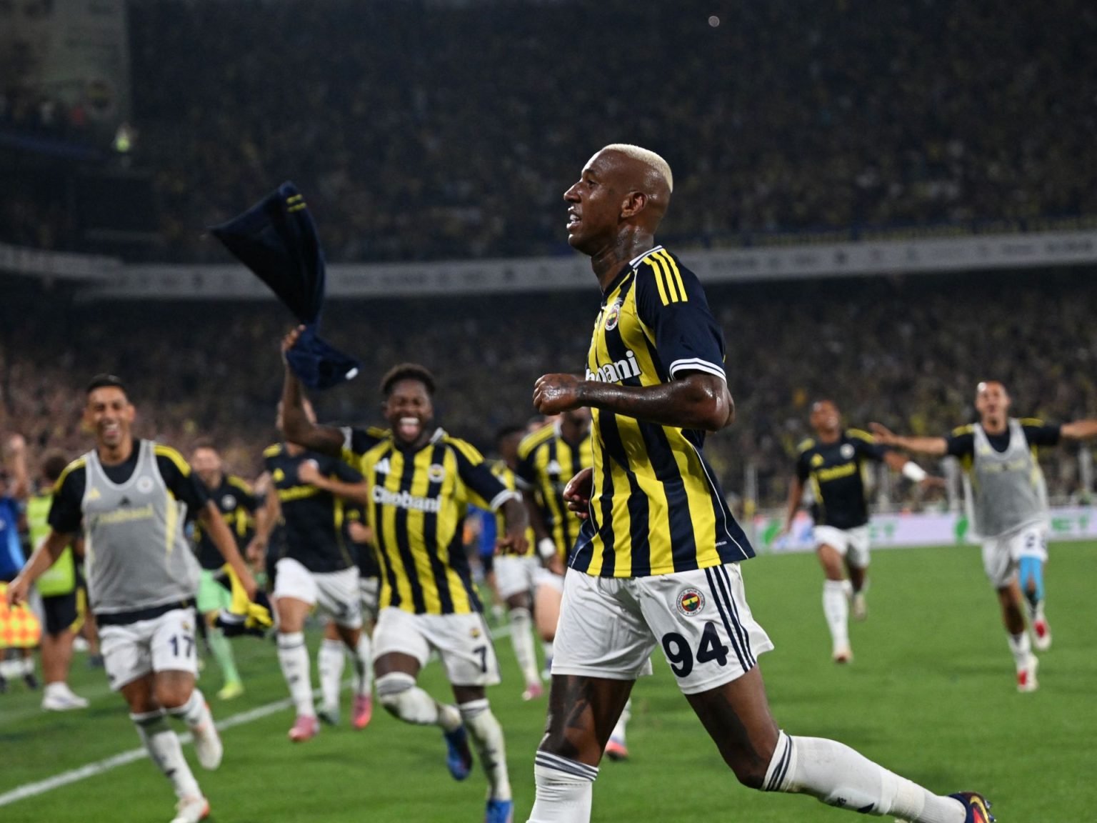 ريمونتادا فنربخشة تقوده إلى الملحق النهائي لدوري أبطال أوروبا