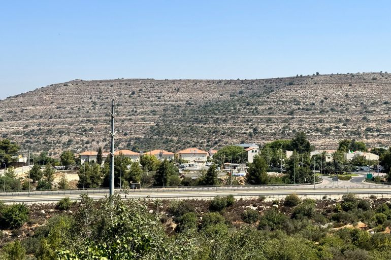 3.فلسطين،رام الله، قرية الطيرة، 23 آب 2025، سلام أبوشرار. مستوطنة بيت حورون المقامة على أراضي القرية منذ عام 1977.الجزيرة نت._