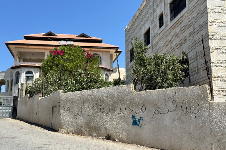 6. فلسطين، رام الله، قرية الطيرة، 23 آب 2025، سلام أبوشرار. كتابة جرافيتي على أحد الجدران في قرية الطيرة. الجزيرة نت_