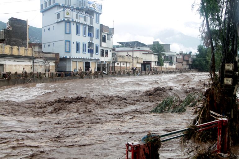 epa12302543 People stand next to the Swat River in Swat, in the Khyber Pakhtunkhwa province, Pakistan, 15 August 2025. At least 51 people have died and dozens injured or remain missing after a cloudburst, flash floods, and landslides struck northern Pakistan in the past 24 hours, according to officials. EPA/HASEEB ALI