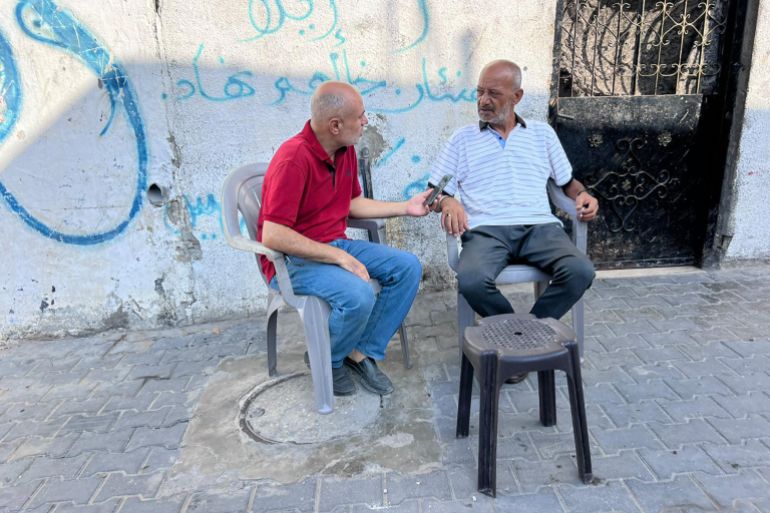 أبو نهاد رجب يصف لمراسل الجزيرة معاناته ومعاناة زوجته في الغربة (الجزيرة)