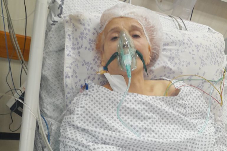 الحاجة جميلة نوفل وهي ترقد في مستشفى ديار بن نجم في مصر (الجزيرة)