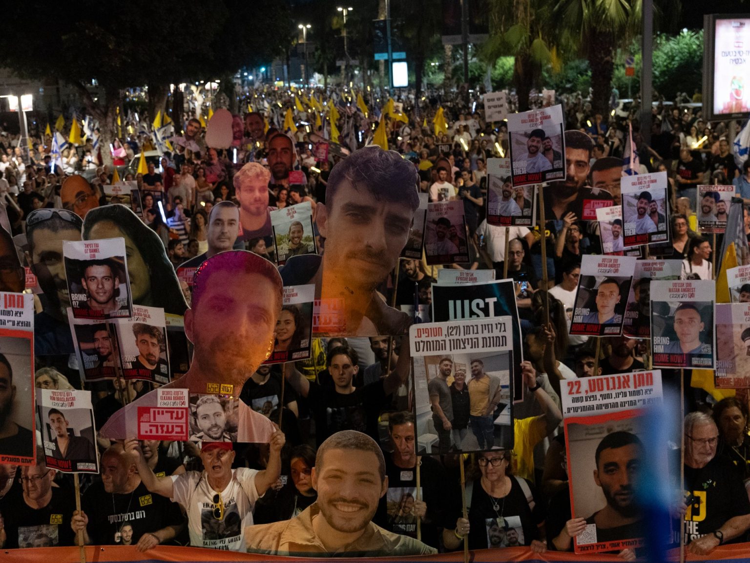 عائلات الأسرى الإسرائيليين: احتلال غزة حكم بالموت على المحتجزين