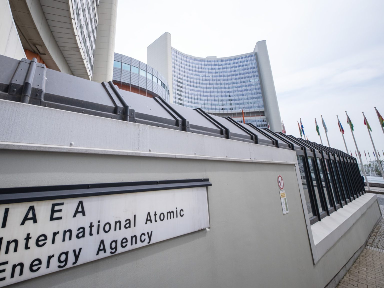 عودة محدودة لمفتشي الوكالة الذرية إلى إيران وأوروبا تلوح بعقوبات